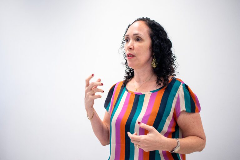 Entrevista Ping Pong com a professora Elaine Pimentel